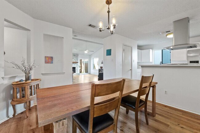 Building Photo - 9826 Briar Ridge Dr