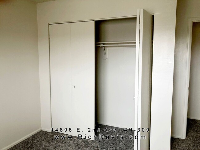 Building Photo - 2 bed, 2 bath with washer/dryer hookup.  G...