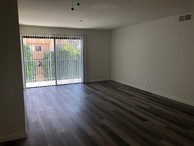 Building Photo - 1320 Venice Blvd