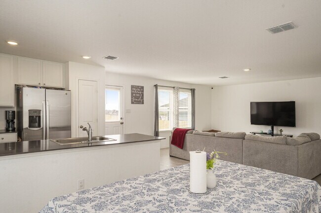 Building Photo - "Spacious 4-Bed, 3-Bath Gem in Converse – Your Perfect 1,950 Sq Ft Retreat!"