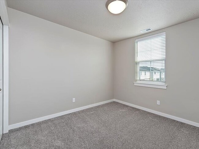 Building Photo - $500 off March Rent!  4 bedroom, 2 bath ho...