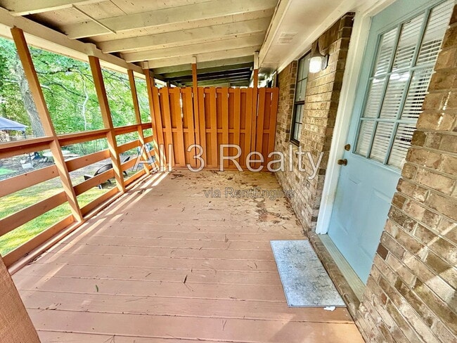 Building Photo - 8460 Pineland Dr