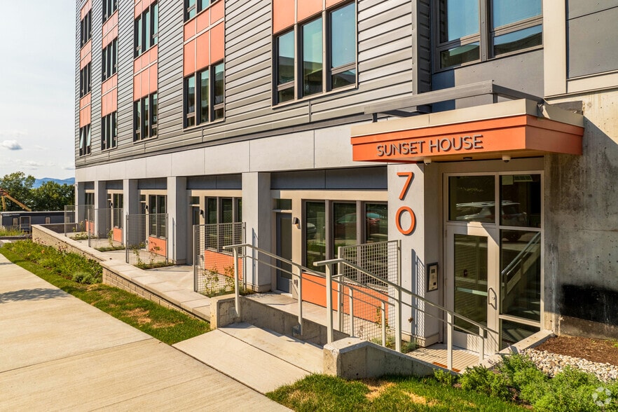 Building Photo - Sunset House