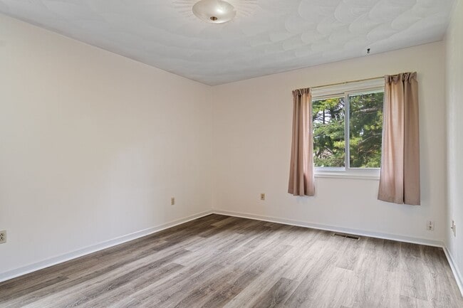 Building Photo - 3 or 4 Bed/ 3 1/2 bath