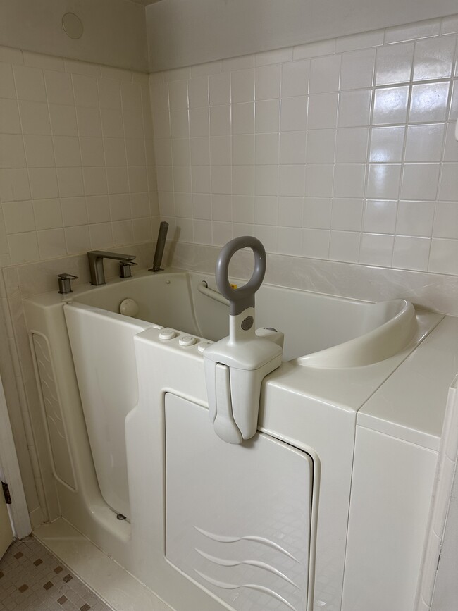 Handicap bathtub - 25150 Jefferson Ct