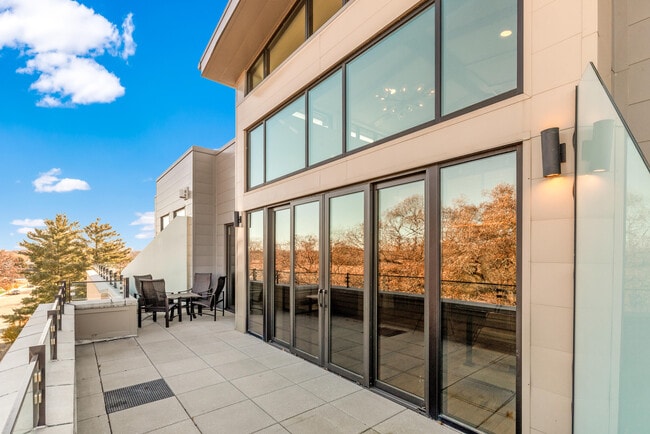 Building Photo - 215 E Pleasant St