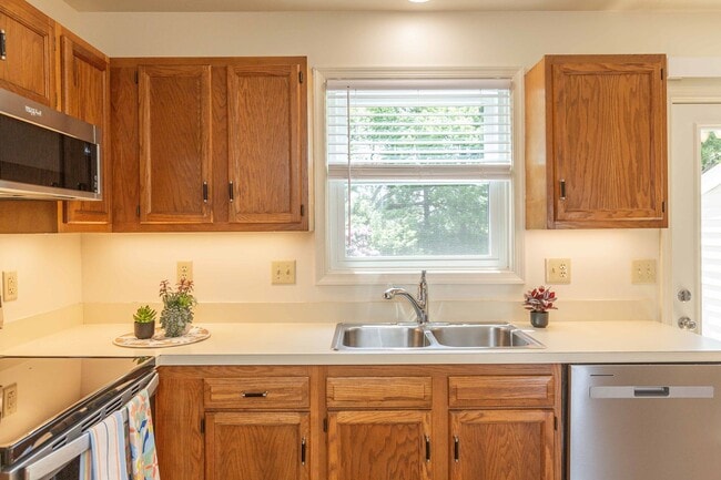 Building Photo - Updated Townhouse with Deck, Basement, New...
