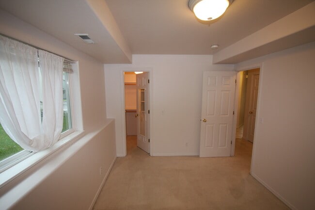 Building Photo - 4 Bedroom Eagle River Home!