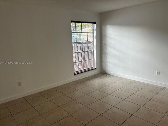 Building Photo - 10740 N Kendall Dr