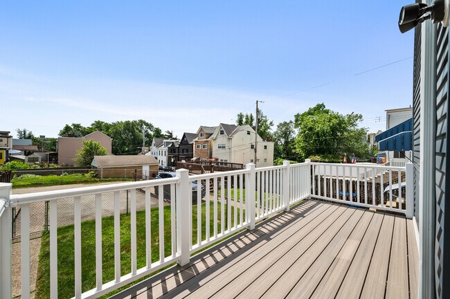 Building Photo - 631 Edmond St