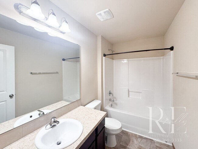 Building Photo - Spacious East Bremerton Home with Vaulted ...