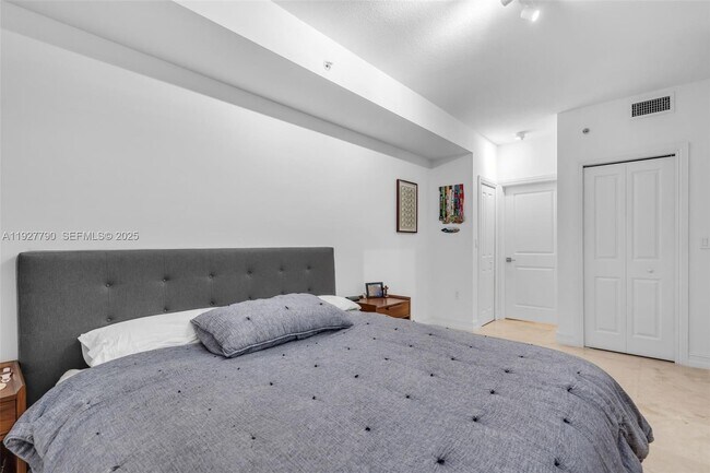 Building Photo - 1650 Galiano St