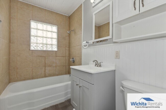 Building Photo - Spacious 3 Bed 1 Bath