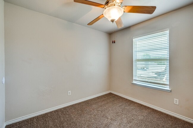 Building Photo - 598 Harbour Town Dr