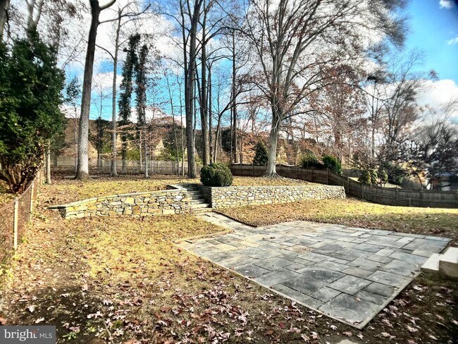 Building Photo - 5719 Rossmore Dr