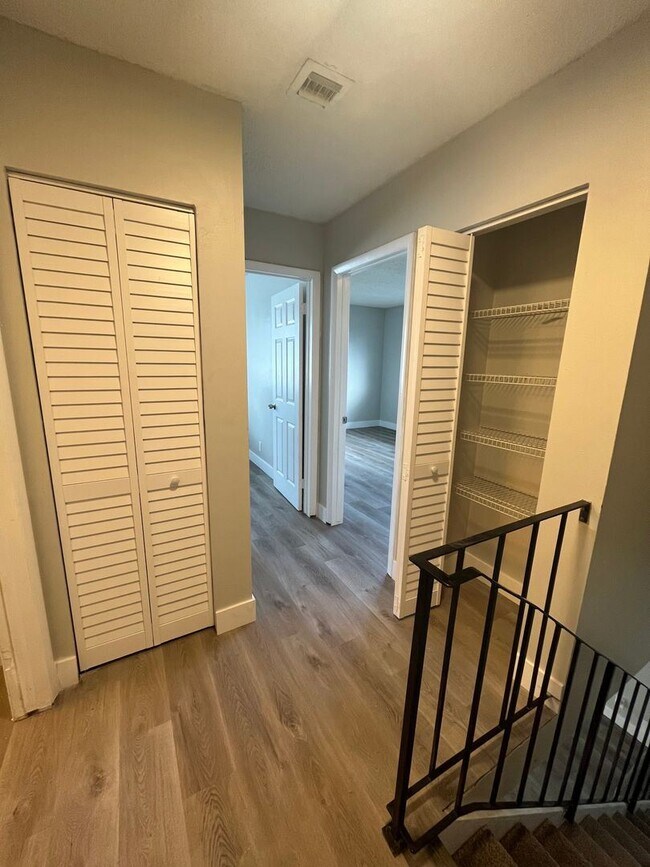 Building Photo - 2 br, 1 bath House - 902 E TIFFANY DR #3
