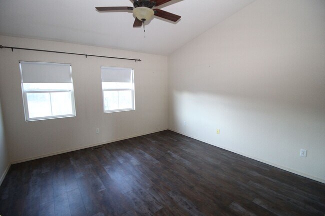 Building Photo - Beautiful 2bdrm 3 bath 2 car garage townhome