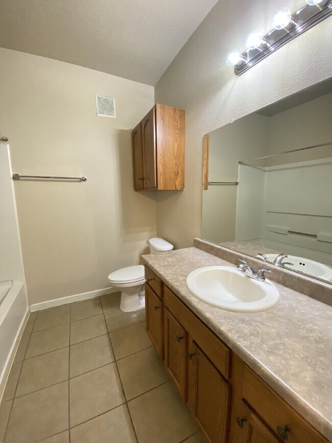 Building Photo - Spacious- 2 Living Rm/3BR/2Bath in Cabezon