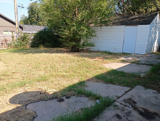 Building Photo - Close to shopping Centers!