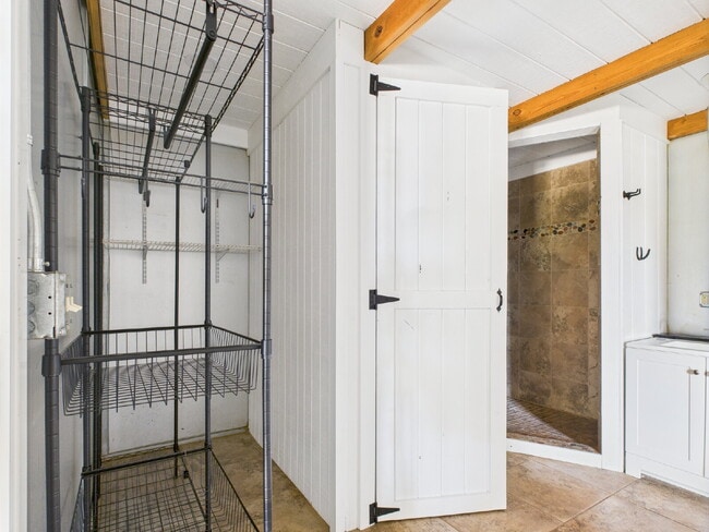 Building Photo - "Charming 1-Bedroom 1 Bathroom