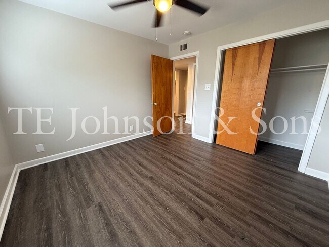 Building Photo - 2 Bedroom Salem View Apartment!