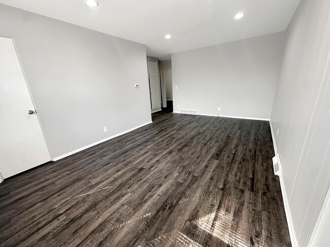 Building Photo - 23 Ridgewood St