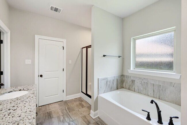Building Photo - 15034 Belhaven St