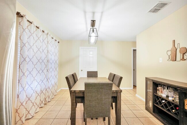 Building Photo - 2122 Mallorca Dr