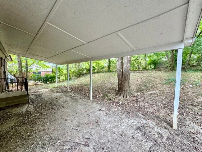 Building Photo - 2050 Sharon Ln