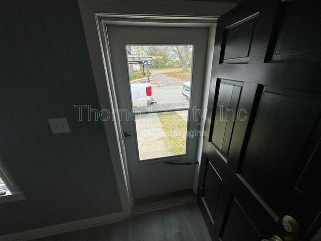 Building Photo - 307 E Battle Ave