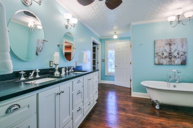 Building Photo - 4 BR 2/2 BA Large Fenced in Back Yard! Chef's Kitchen! Upstairs Bonus Room! 2 Car Garage