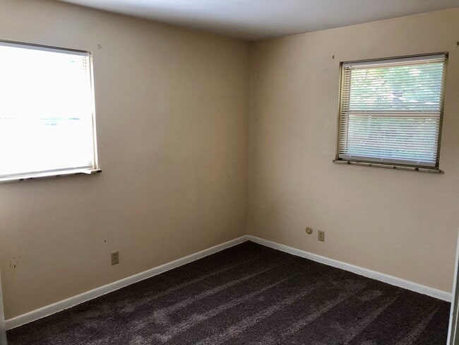 Building Photo - 467 E Stafford Ave