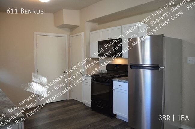 Building Photo - 611 Benrus-