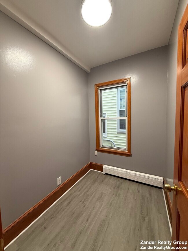 Building Photo - 2A Marshfield St