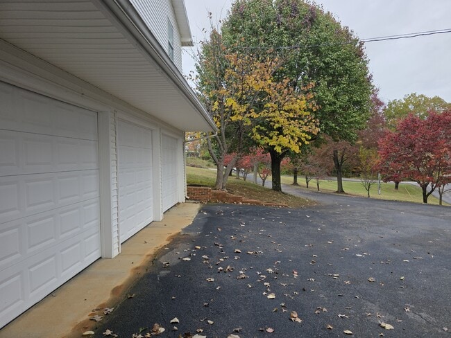 Building Photo - 105 Becky Dr