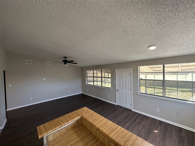 Building Photo - 15935 Kenbrook Dr