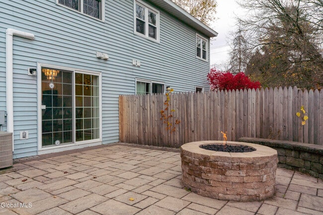 Building Photo - 4 Tompion Ln