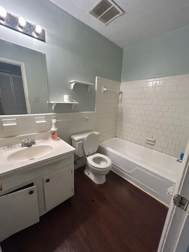 Building Photo - Oversized 1 Bedroom Upstairs Apartment For Rent!