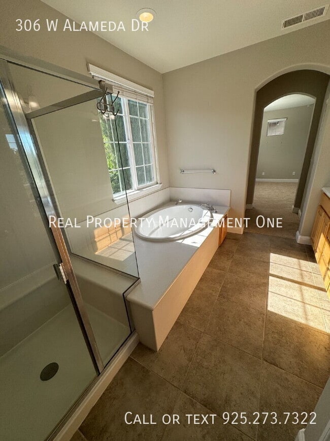 Building Photo - 306 W Alameda Dr