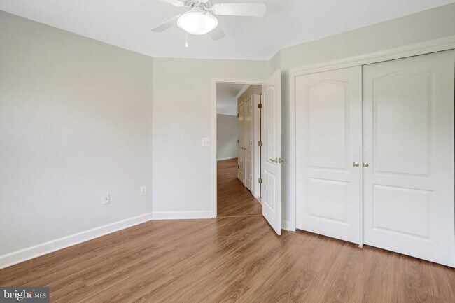 Building Photo - 6924 Fairfax Dr