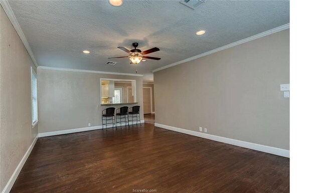 Building Photo - Comfy 4-Bed/3-Bath 3 blocks from A&M with all appliances, backyard, 5 min to grocery store