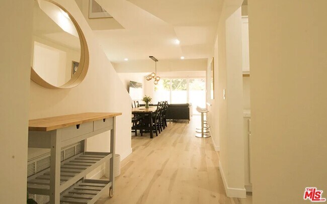 Building Photo - 9042 Phyllis Ave