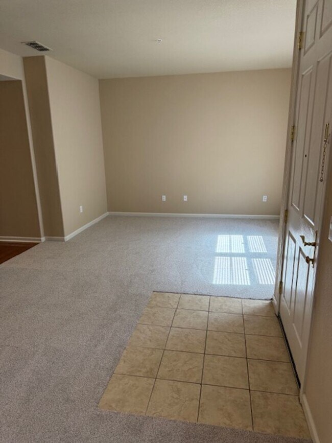 Building Photo - Gorgeous Natomas Condo