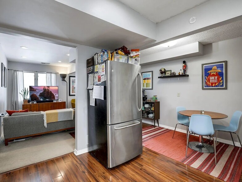 Building Photo - 1009 NE Lowry Ave