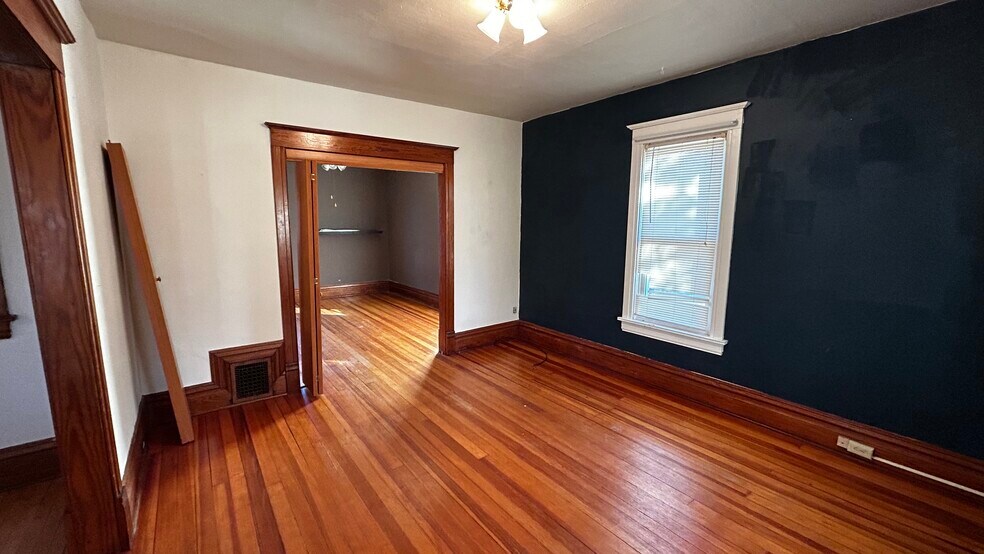 Living room (bedroom straight) - 509 E Maple St