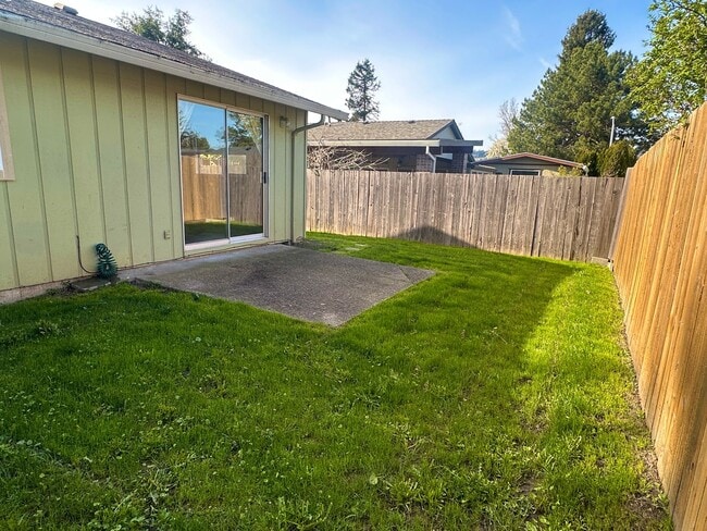 Building Photo - MCQ908