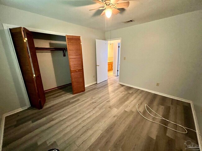 Building Photo - 2114 Hollyhill Rd
