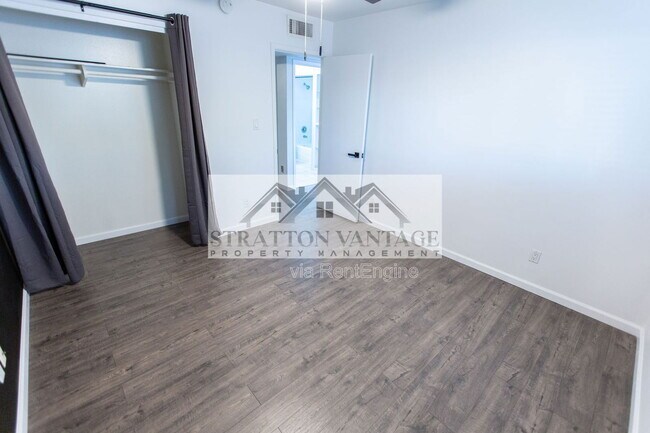 Building Photo - 111 E Manhatton Dr