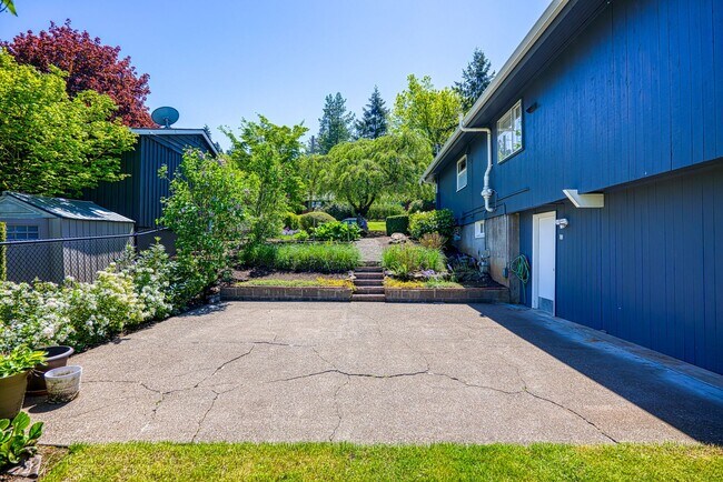 Building Photo - 4 Bed / 3 Bath in the Hallinan Neighborhood