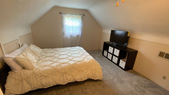 Building Photo - Fully Furnished with Washer and Dryer on quiet cul-de-sac